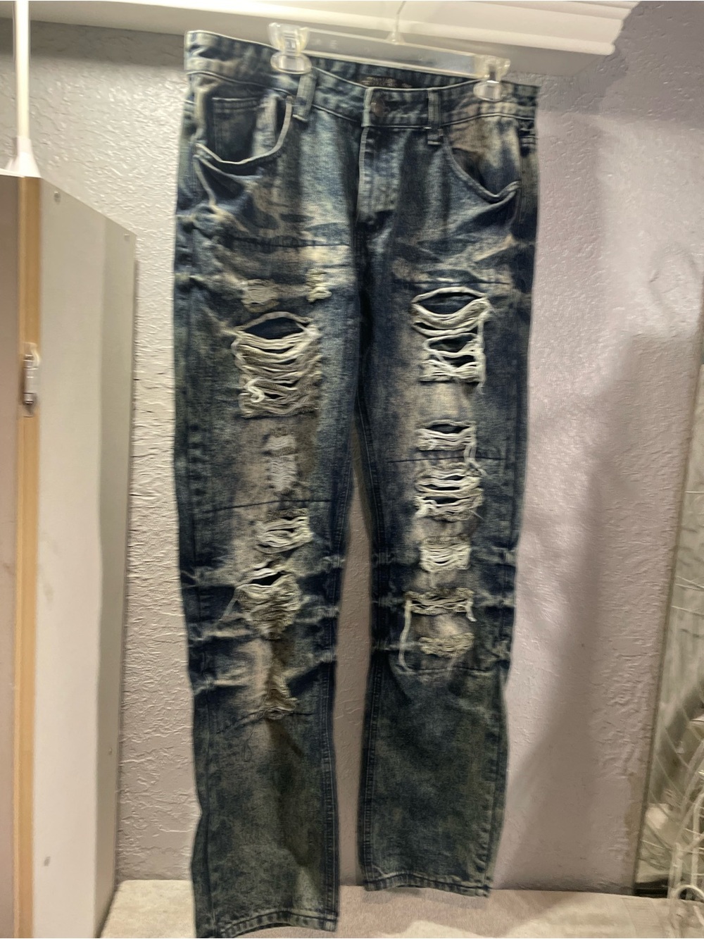 Men's Straight Ripped Jeans in Washed Blue
